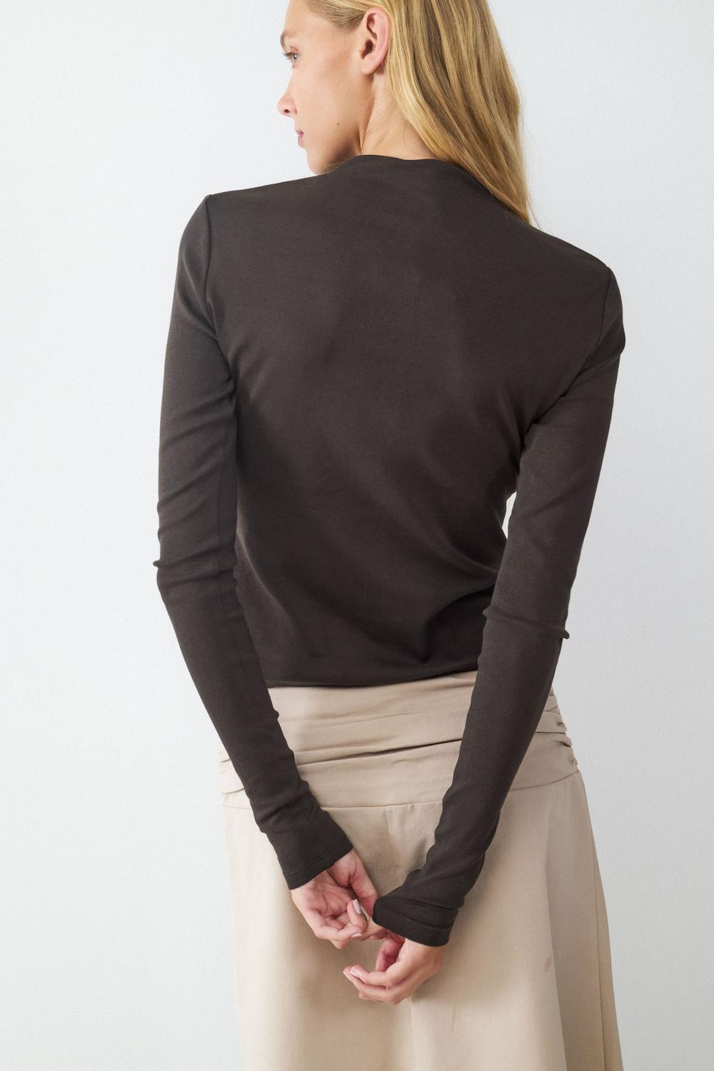 model_shot-back